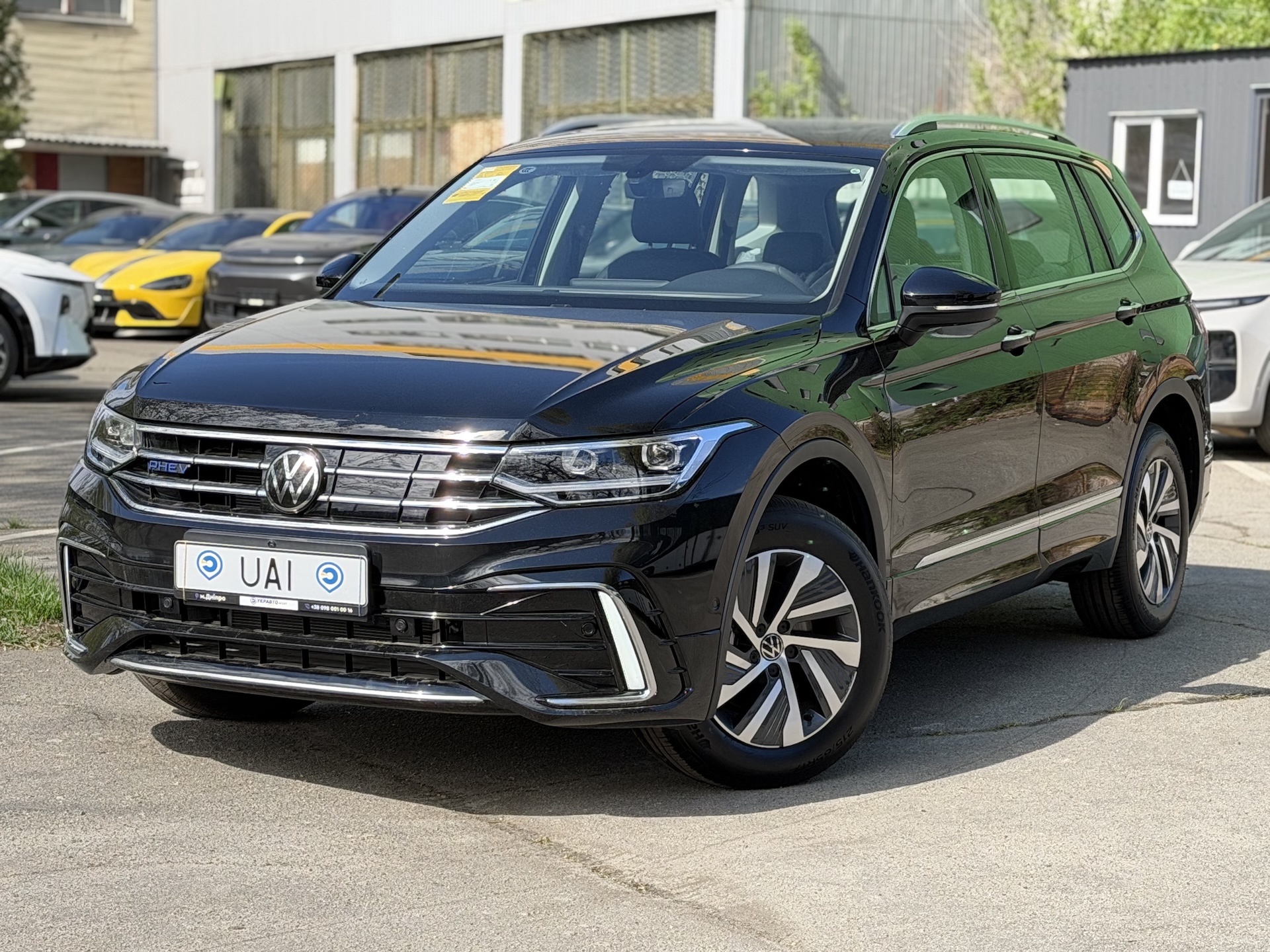Чорний Volkswagen Tiguan L PHEV 2024 — вид спереду 3/4, УкрАвтоІмпорт Дніпро