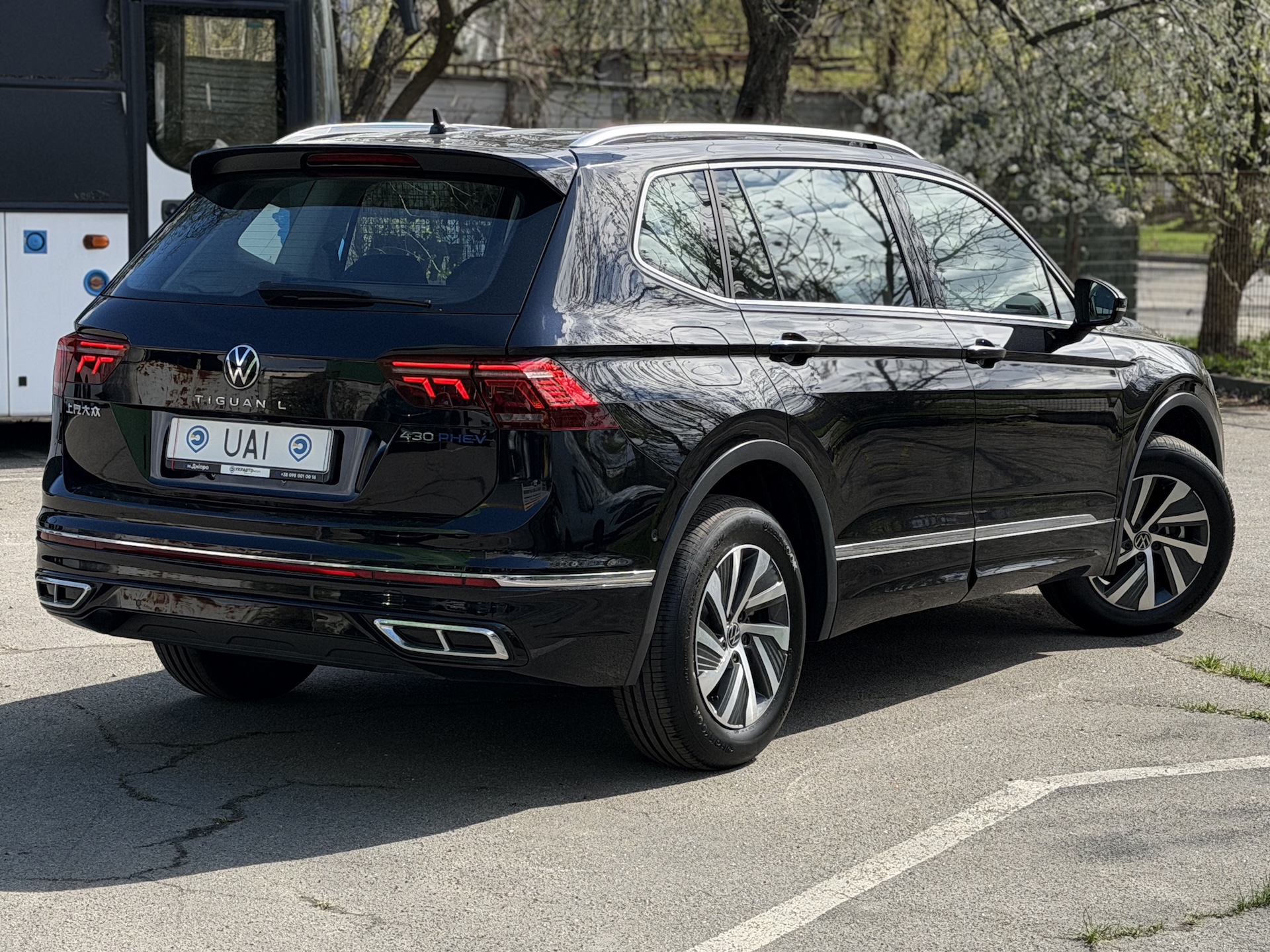 Чорний Volkswagen Tiguan L PHEV 2024 — вид спереду 3/4, УкрАвтоІмпорт Дніпро