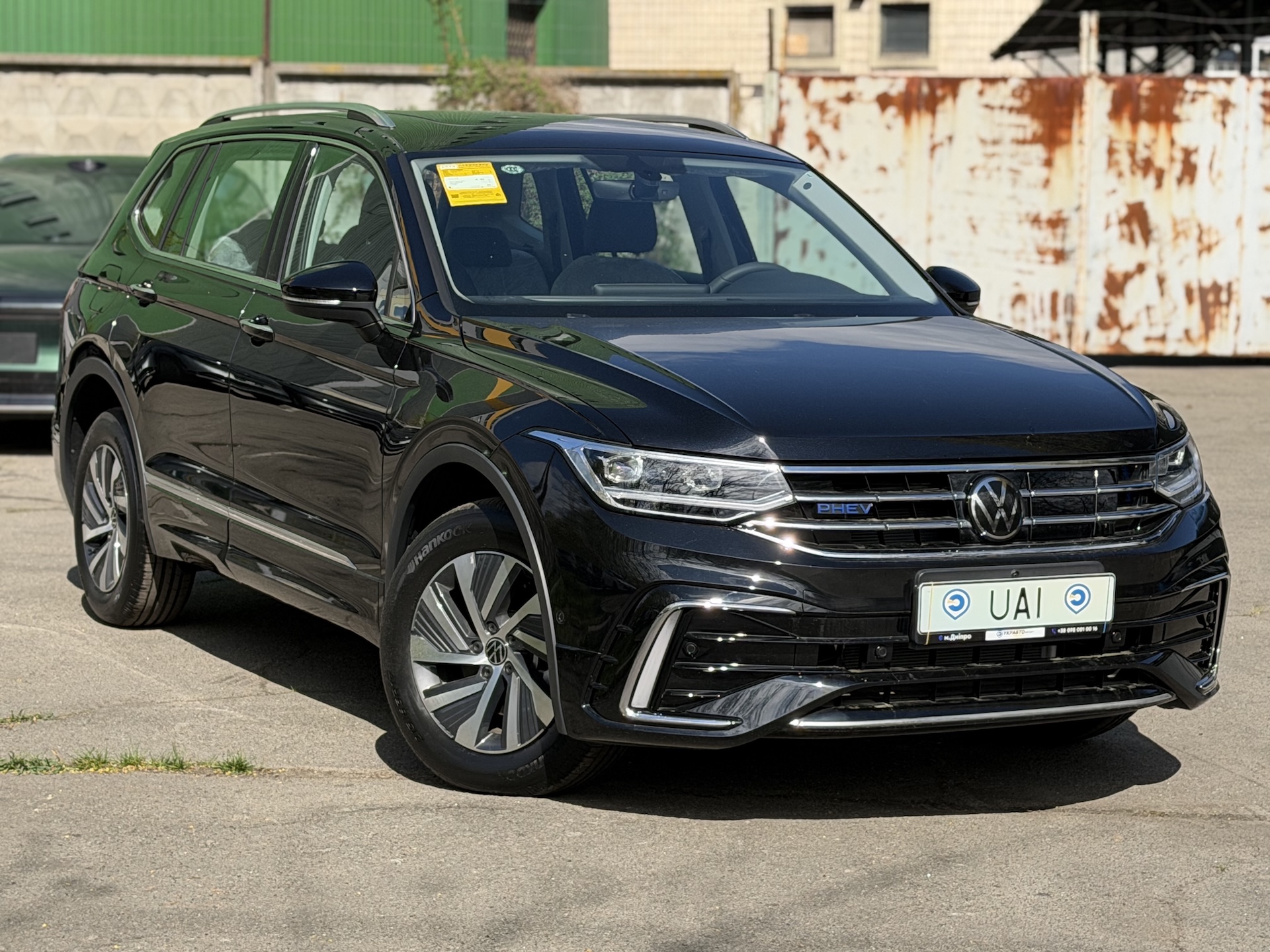 Чорний Volkswagen Tiguan L PHEV 2024 — вид спереду 3/4, УкрАвтоІмпорт Дніпро