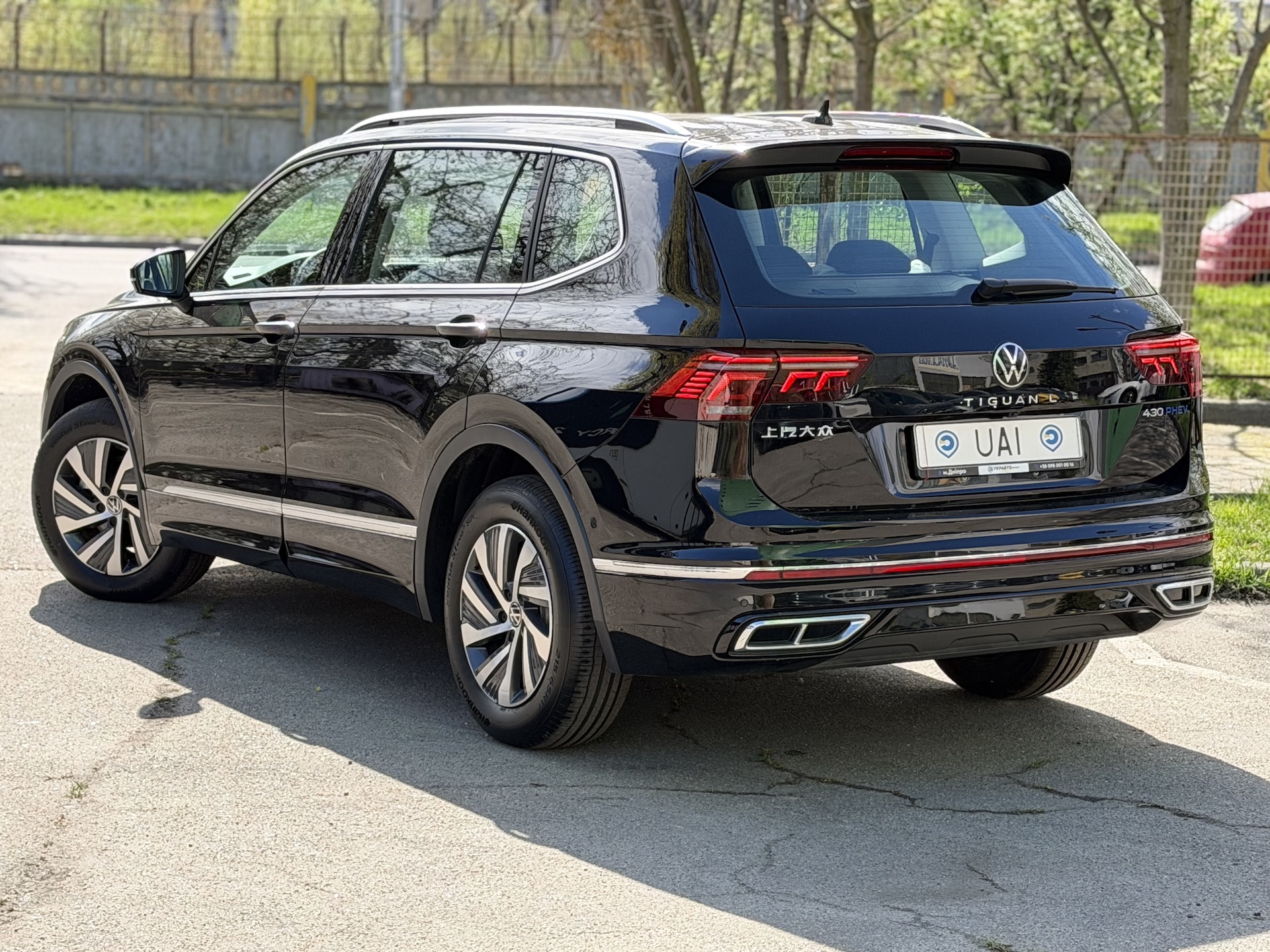 Чорний Volkswagen Tiguan L PHEV 2024 — вид спереду 3/4, УкрАвтоІмпорт Дніпро
