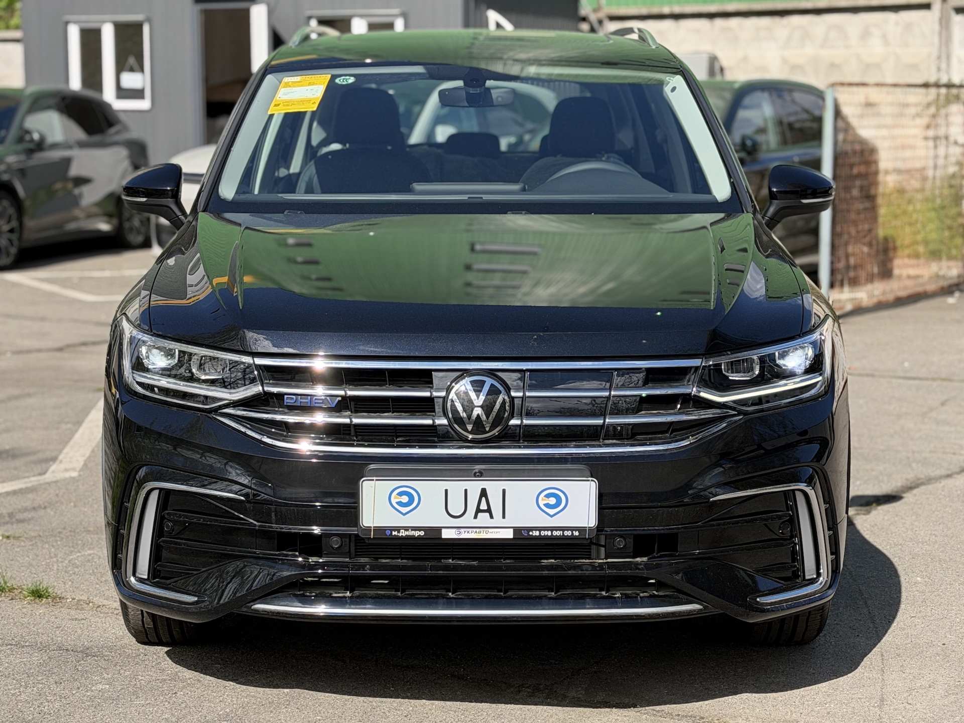 Чорний Volkswagen Tiguan L PHEV 2024 — вид спереду 3/4, УкрАвтоІмпорт Дніпро