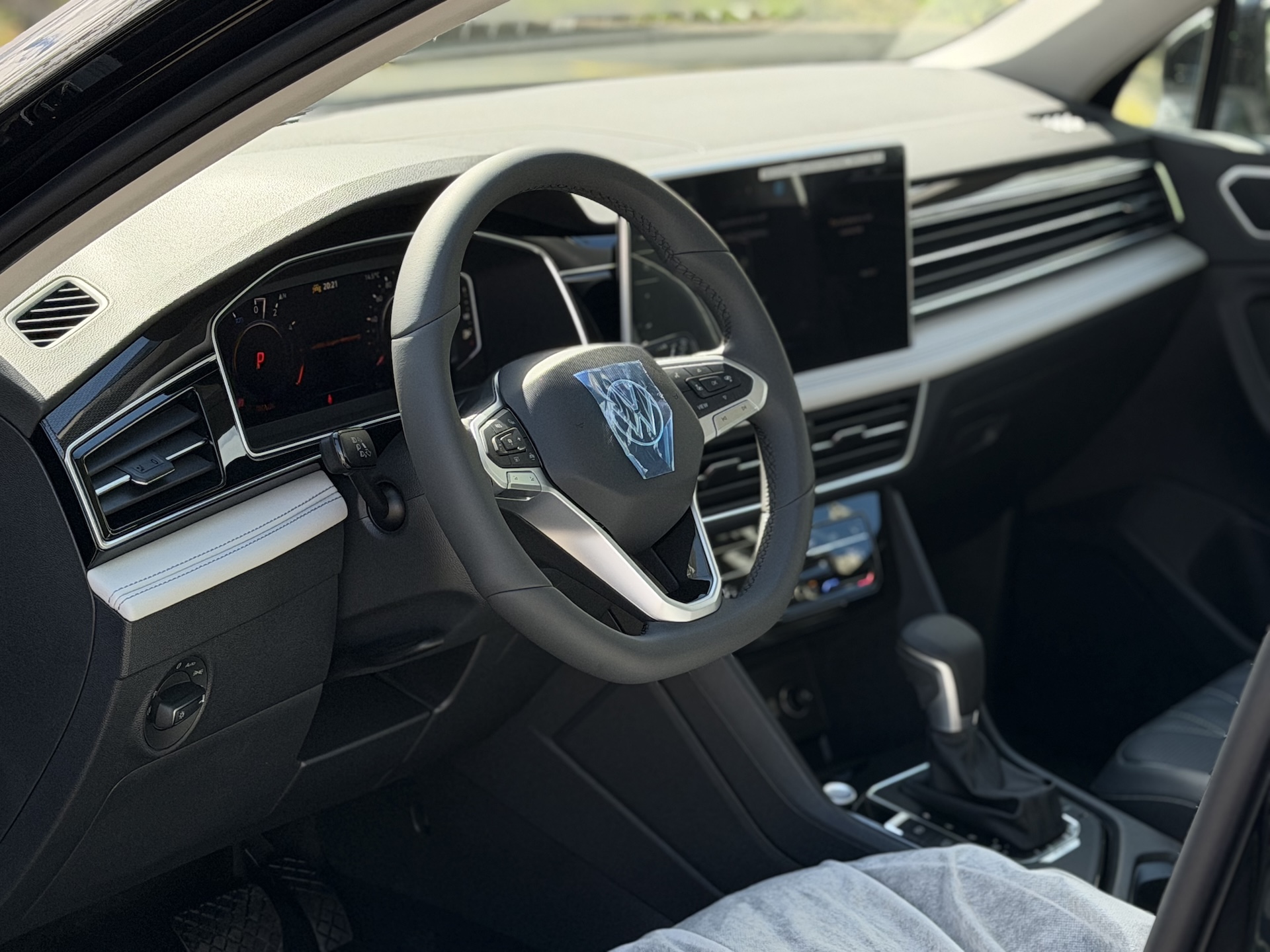 Чорний Volkswagen Tiguan L PHEV 2024 — вид спереду 3/4, УкрАвтоІмпорт Дніпро