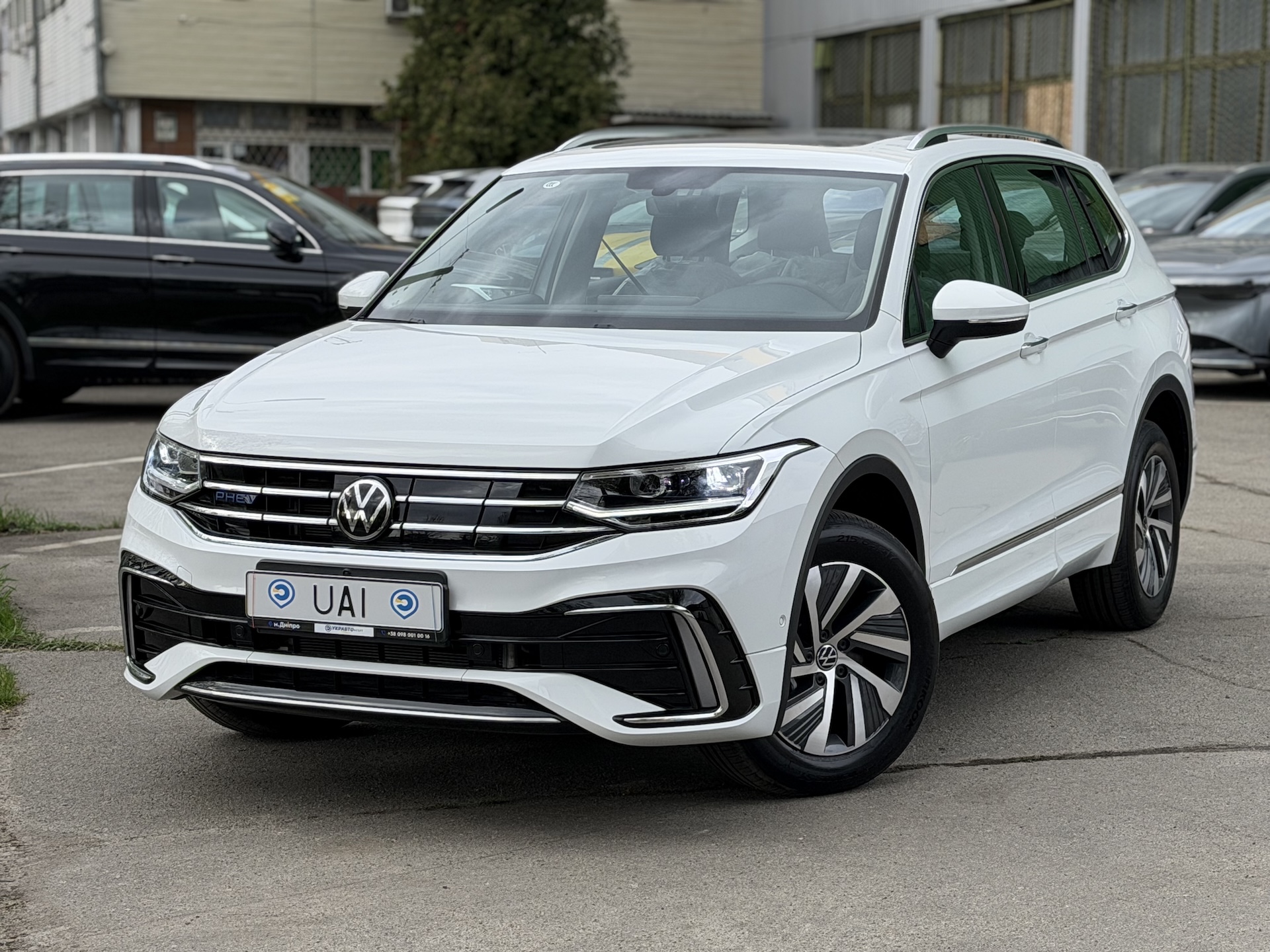 Чорний Volkswagen Tiguan L PHEV 2024 — вид спереду 3/4, УкрАвтоІмпорт Дніпро