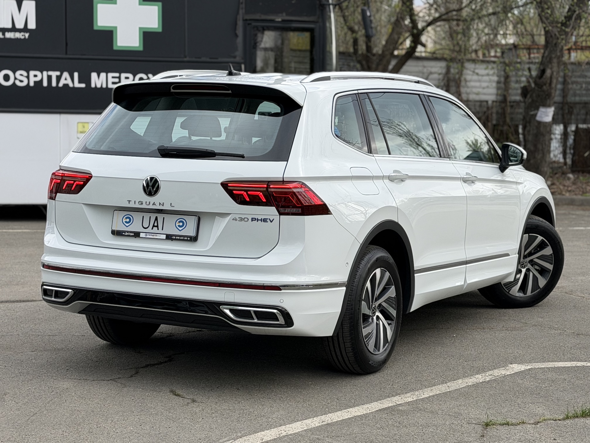 Чорний Volkswagen Tiguan L PHEV 2024 — вид спереду 3/4, УкрАвтоІмпорт Дніпро
