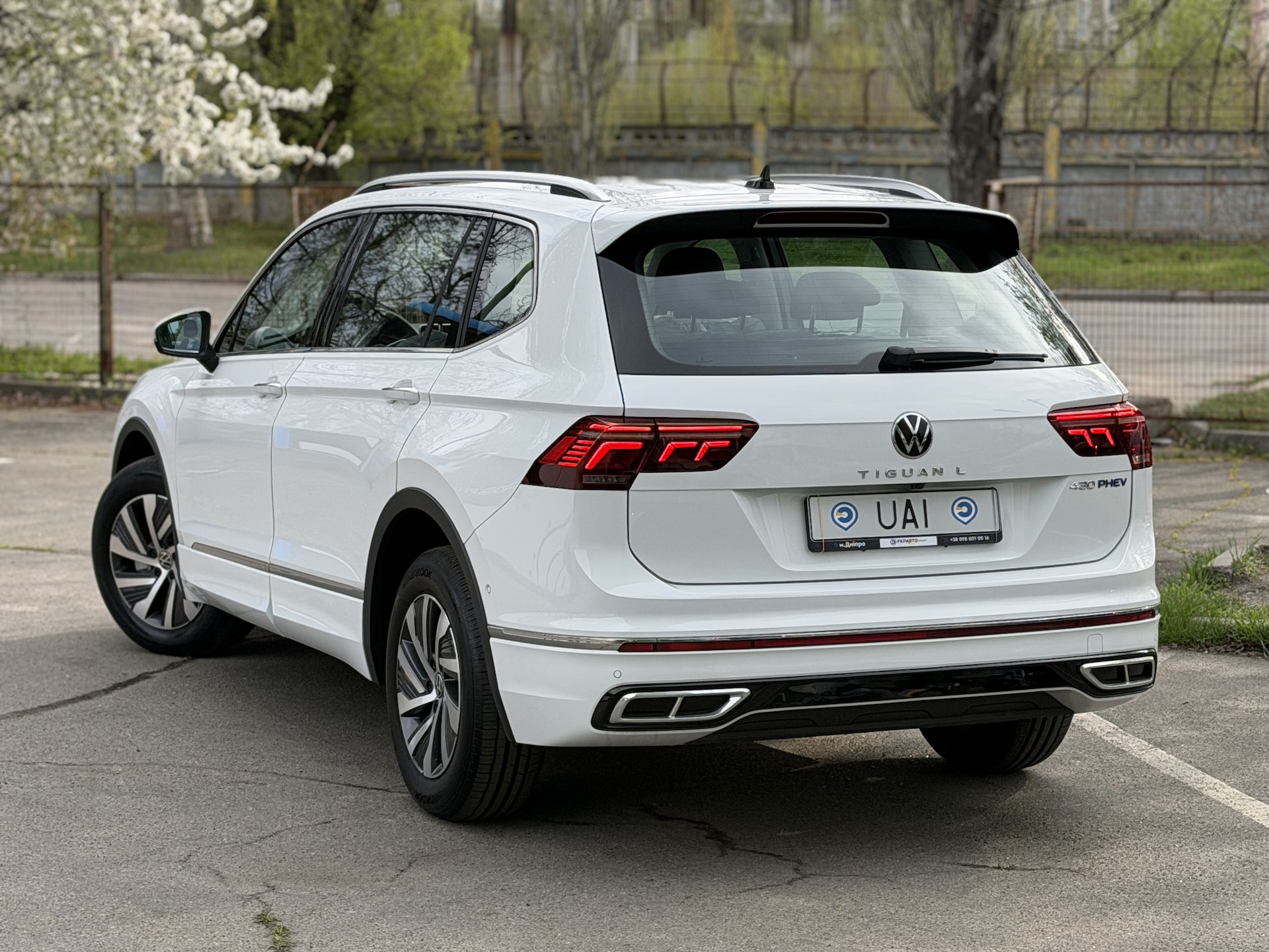 Чорний Volkswagen Tiguan L PHEV 2024 — вид спереду 3/4, УкрАвтоІмпорт Дніпро