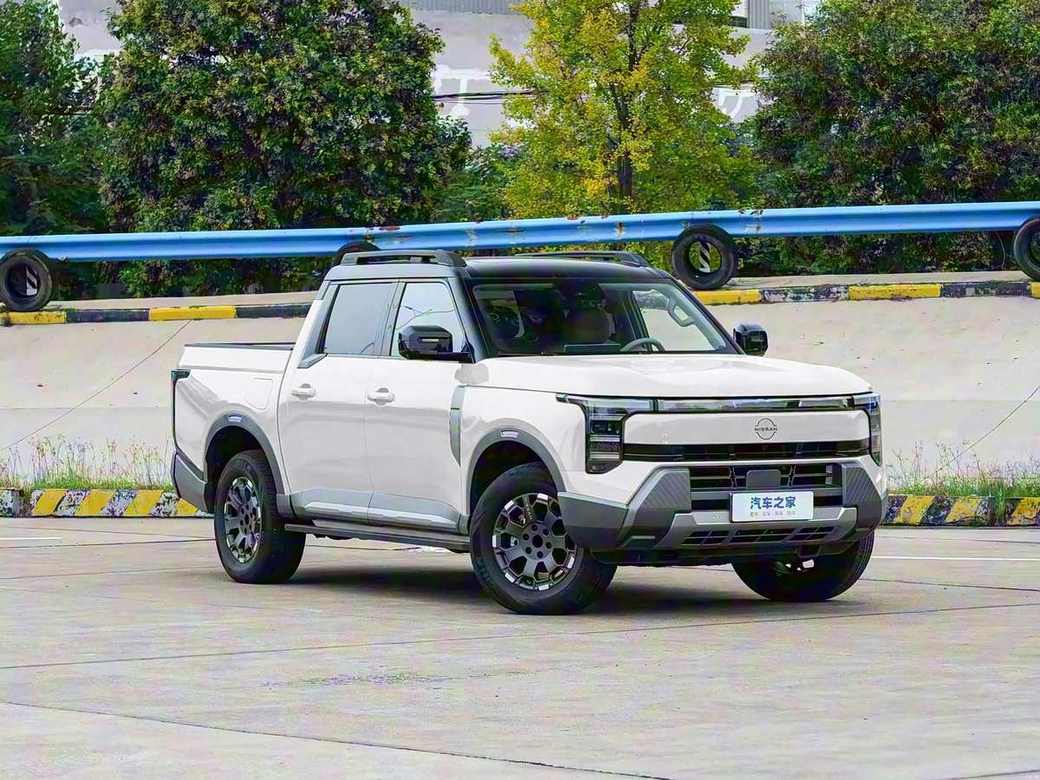 Nissan Frontier Pro PHEV білий — вид спереду 3/4
