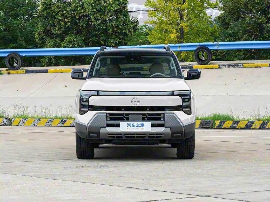 Nissan Frontier Pro PHEV білий — вид спереду 3/4