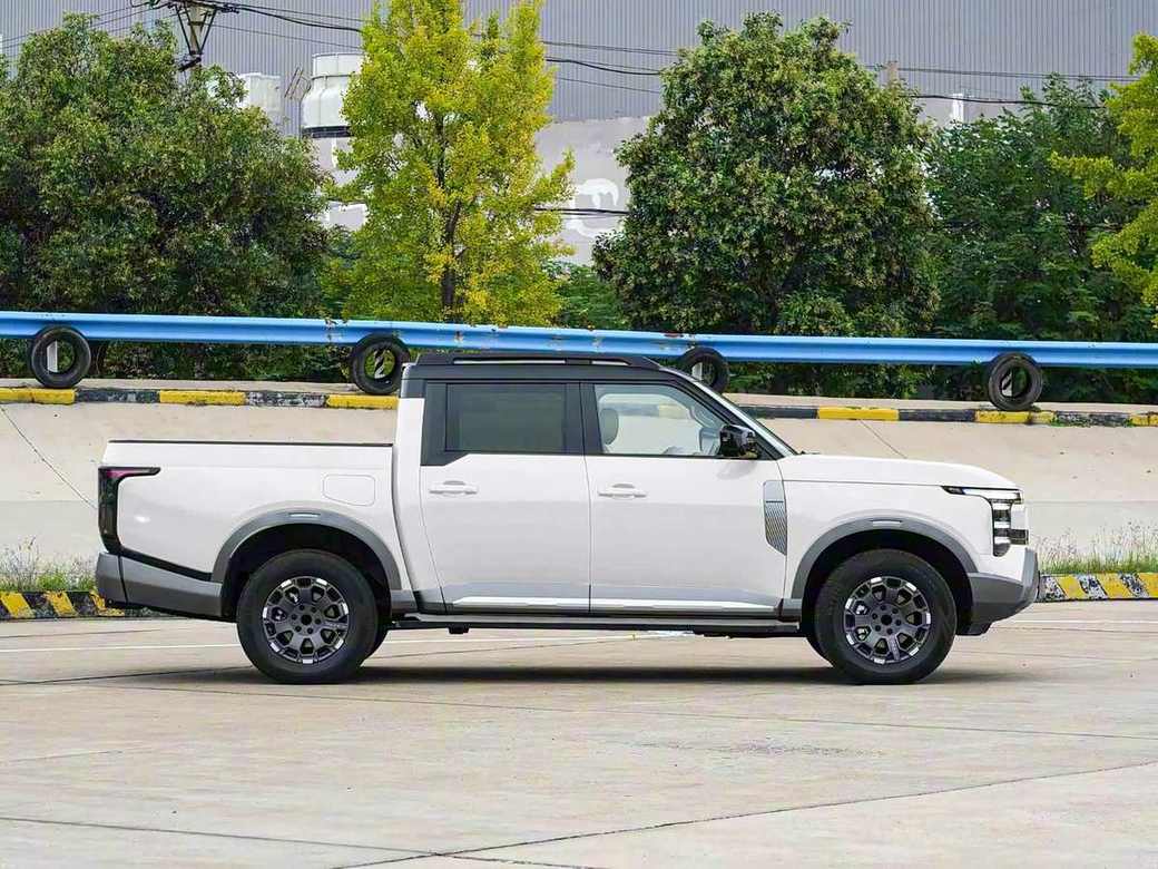 Nissan Frontier Pro PHEV білий — вид спереду 3/4