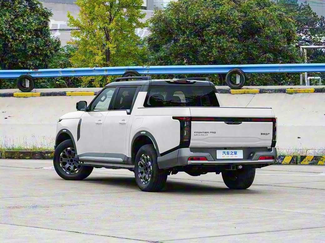 Nissan Frontier Pro PHEV білий — вид спереду 3/4