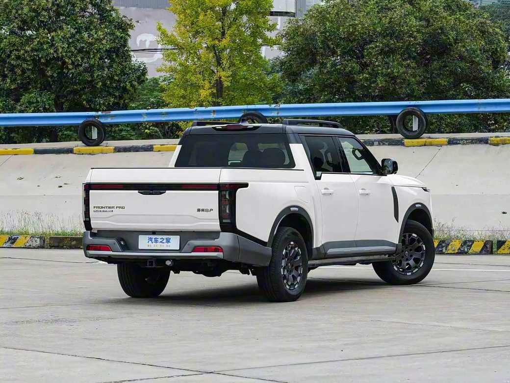 Nissan Frontier Pro PHEV білий — вид спереду 3/4