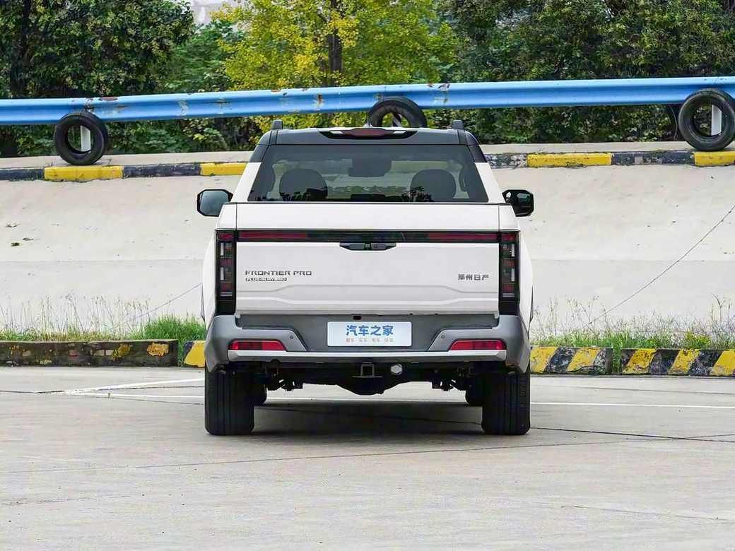 Nissan Frontier Pro PHEV білий — вид спереду 3/4
