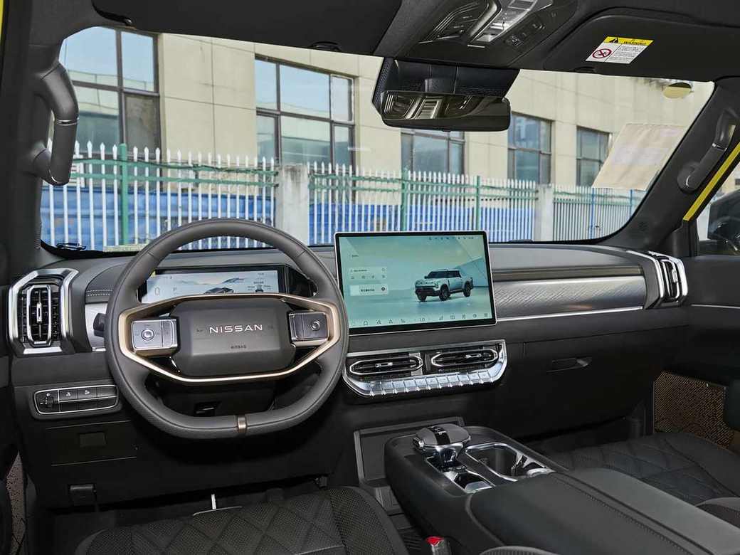 Nissan Frontier Pro PHEV білий — вид спереду 3/4