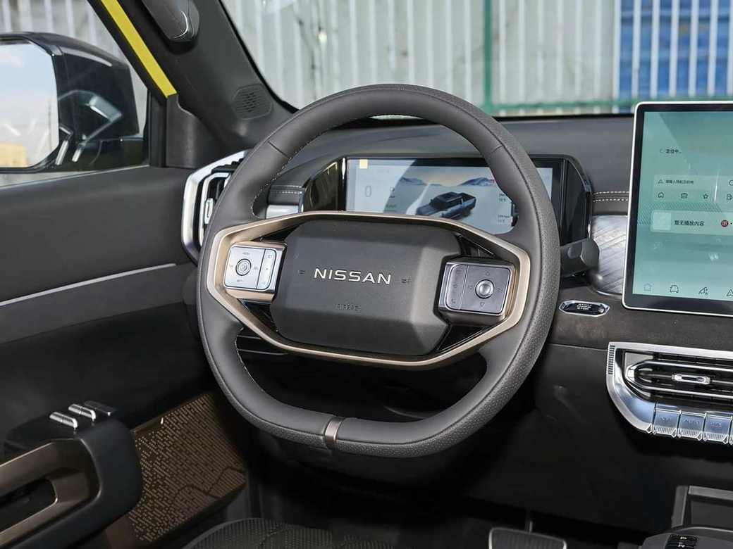 Nissan Frontier Pro PHEV білий — вид спереду 3/4