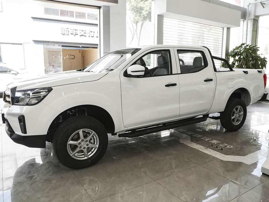 DongFeng Rich 6 дизель білий — вид спереду 3/4