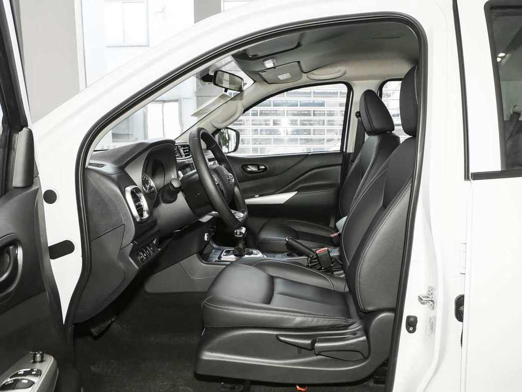 DongFeng Rich 6 дизель білий — вид спереду 3/4